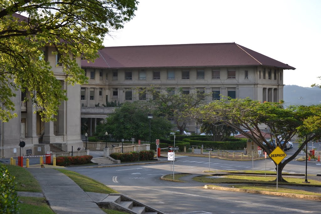 Edificio de la administrativa del canal de Panamá by jaid