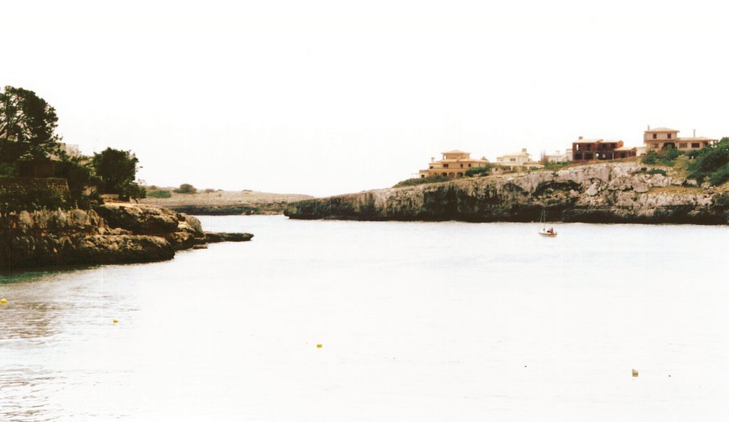 Entrada a Porto Cristo. El nombre de Porto Cristo viene del desembarco del Cristo en una campaña y de una imagen de la Virgen con el niño en los brazos, hacia el año 1260, como promesa por haber llegado a buen puerto tras una tormenta en el mar. by perezmontejo