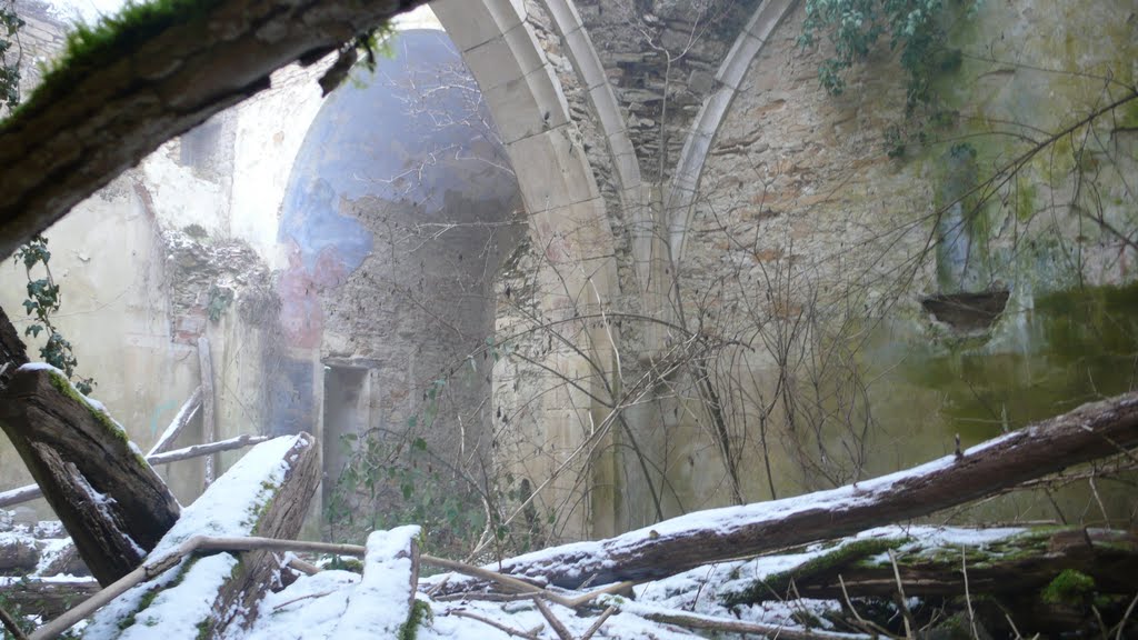 La chapelle en ruine de St Julien (St Junin) by Gilles Durantet