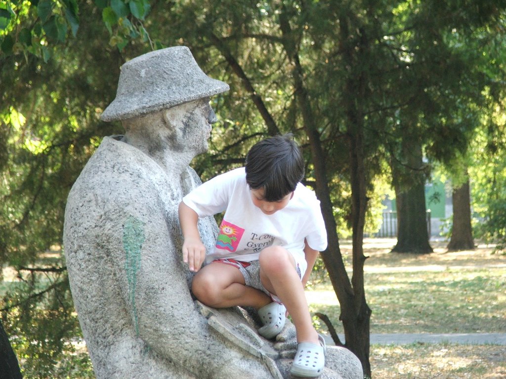 Kislány a szobornál, A girl with the sculplture by Kocsi Gyula