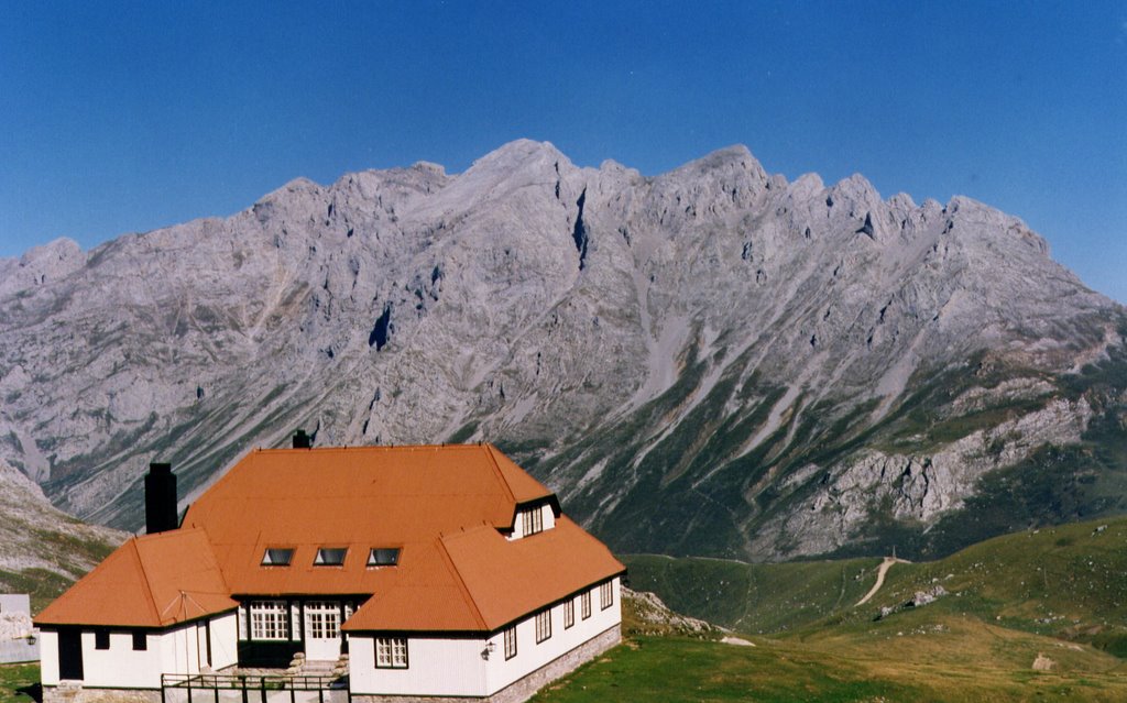 Chalet Real y Macizo Oriental (Aliva) by La Casa del Chiflón (Bulnes)