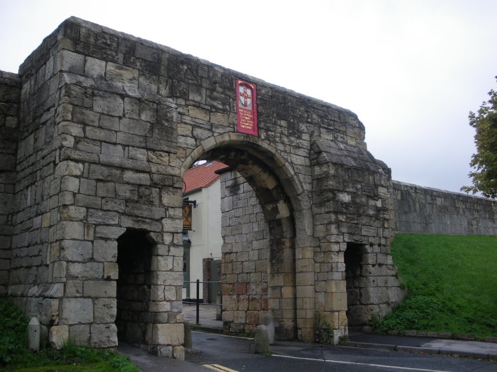 Puerta de la muralla by S. Jimenez