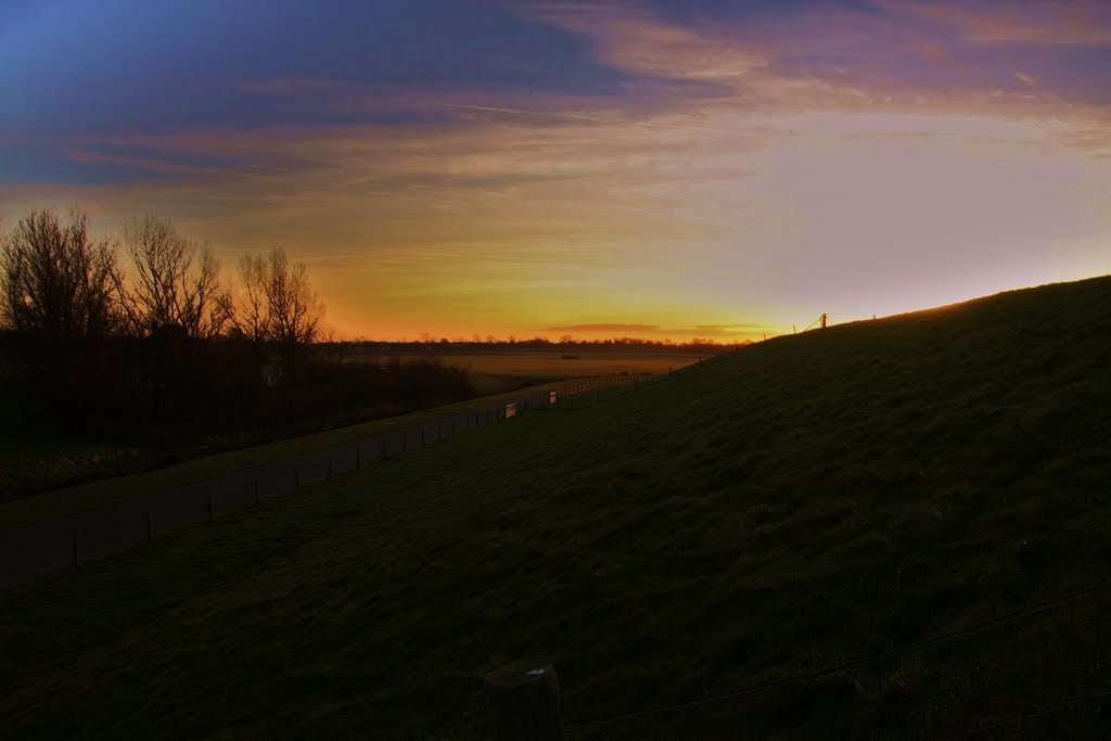 Zonsondergang achter de Normerdijk, Wieringen by Kees Nijs