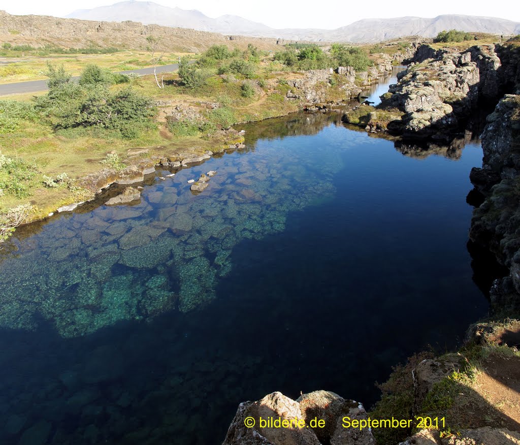 Nationalpark Thingvellir / Þingvellir ; mit klarem Wasser gefüllte Spalten by bilderle.de