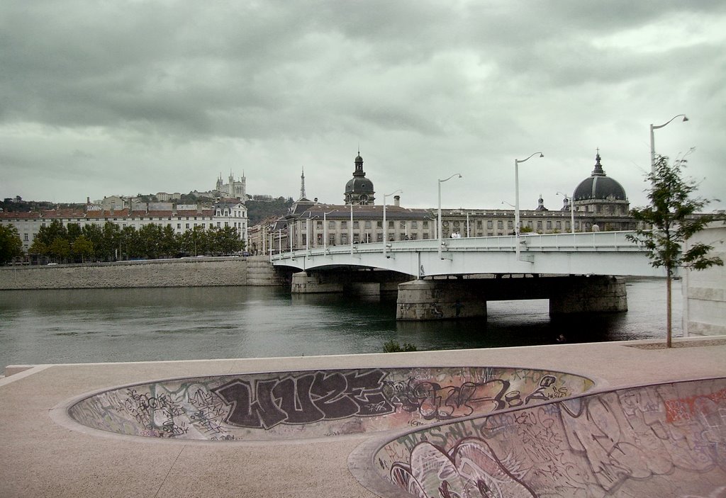 Vue sur l' Hotel Dieu et Fourvière by characene