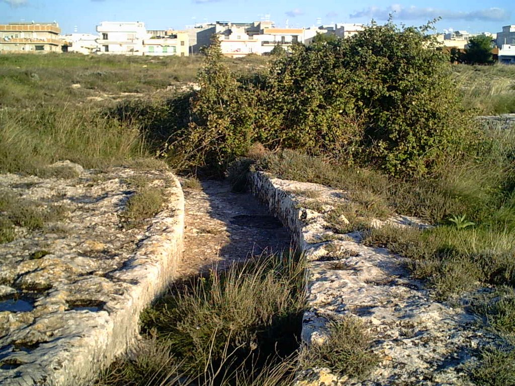 Gravina del Fullonese: antiche canalizzazioni per la raccolta dell'acqua piovana. by Gian Claudio Sannicola