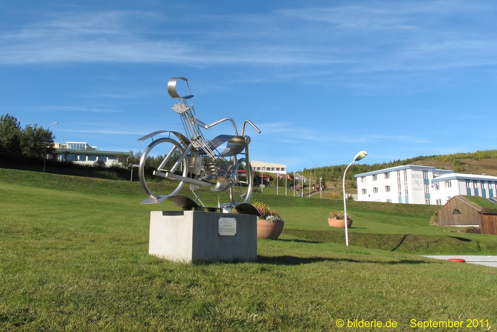 Stahlrad als Kunstwerk in Varmahlíð by bilderle.de