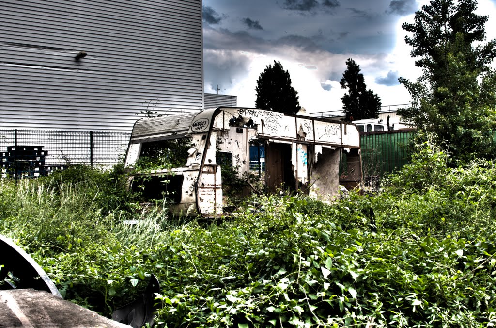 Vieille caravane abandonnée by Nelson Ferraz