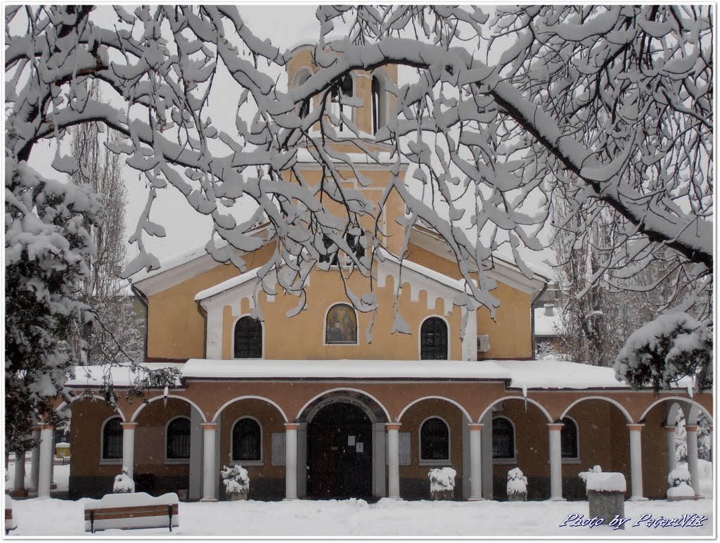 Vista para a igreja "Santíssima Trinidade" - Sófia by Peter  Nikolov