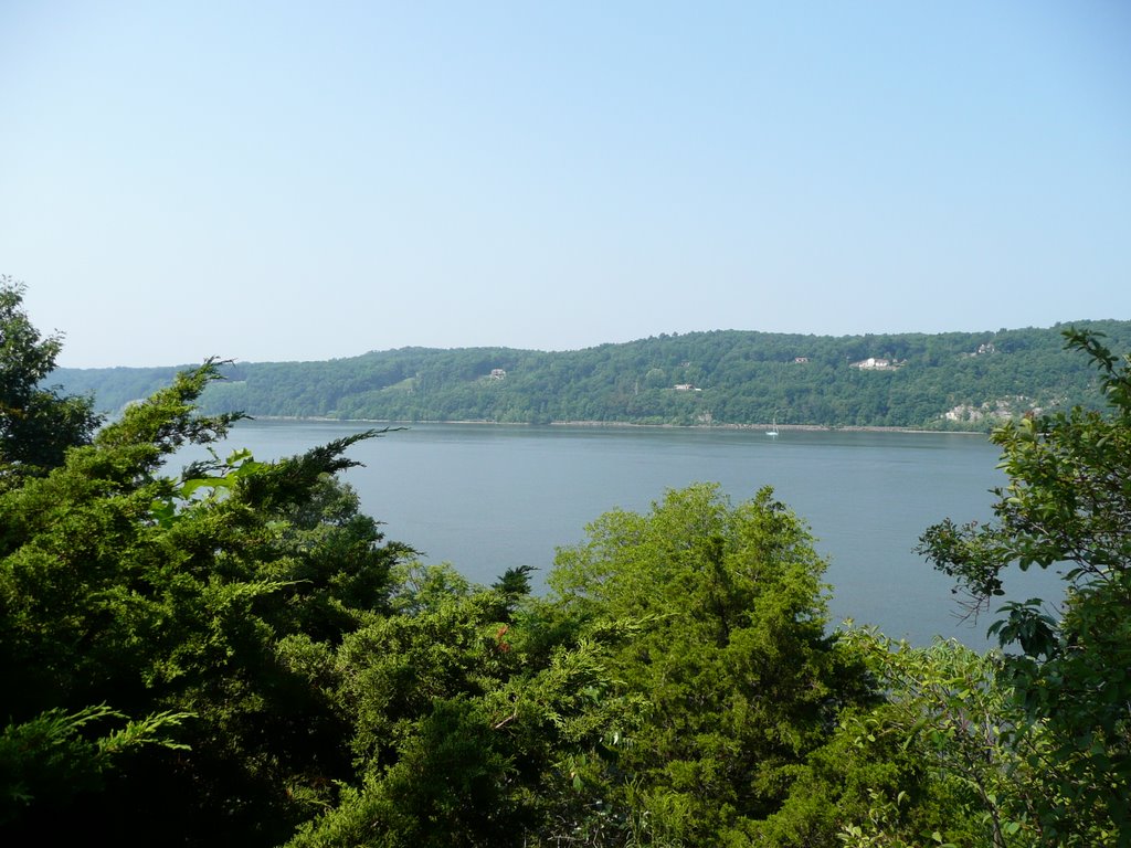 Hudson River from CIA campus by zachgreensite