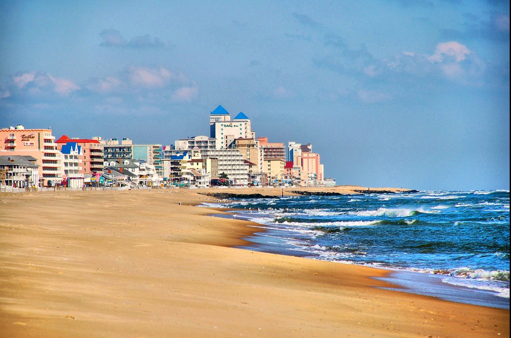 Lookn North from the OC inlet pier by Walkon