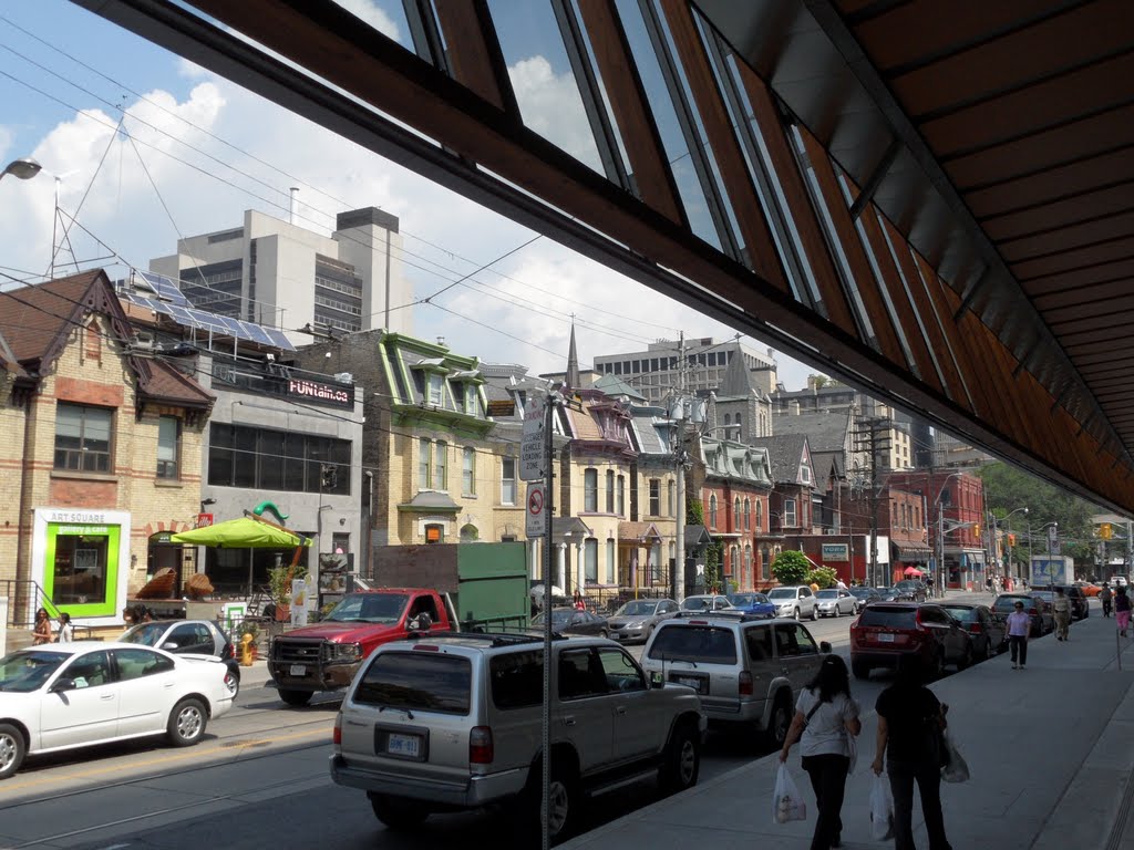 View along Dundas Street West in front of the Art Gallery by IngolfBLN