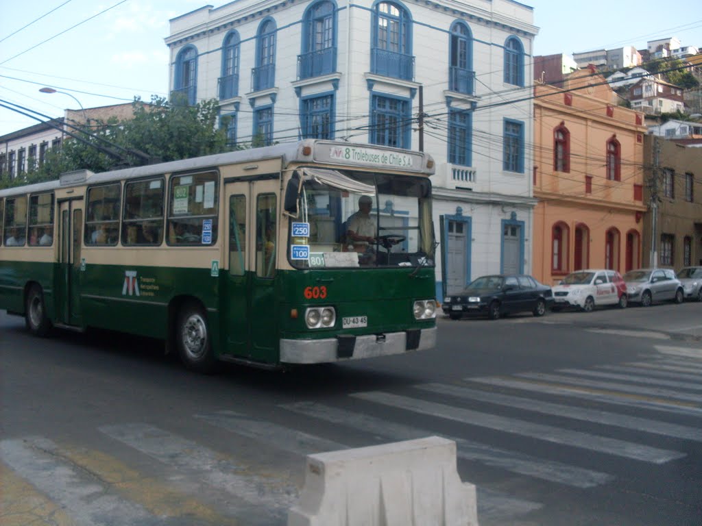 Trolebús en Avenida Colón by Manuel Soto Alonso