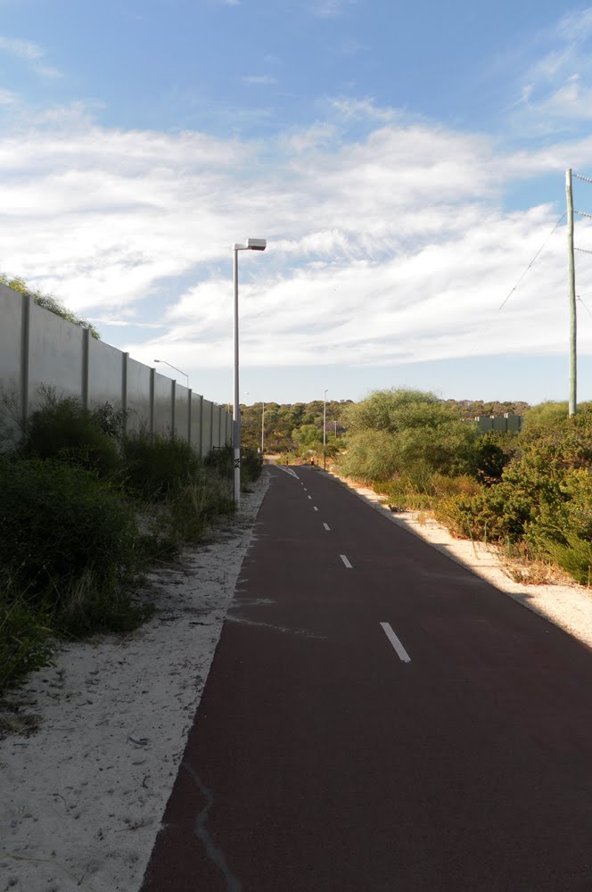 The bikepath by the freeway by Dylan Hewson