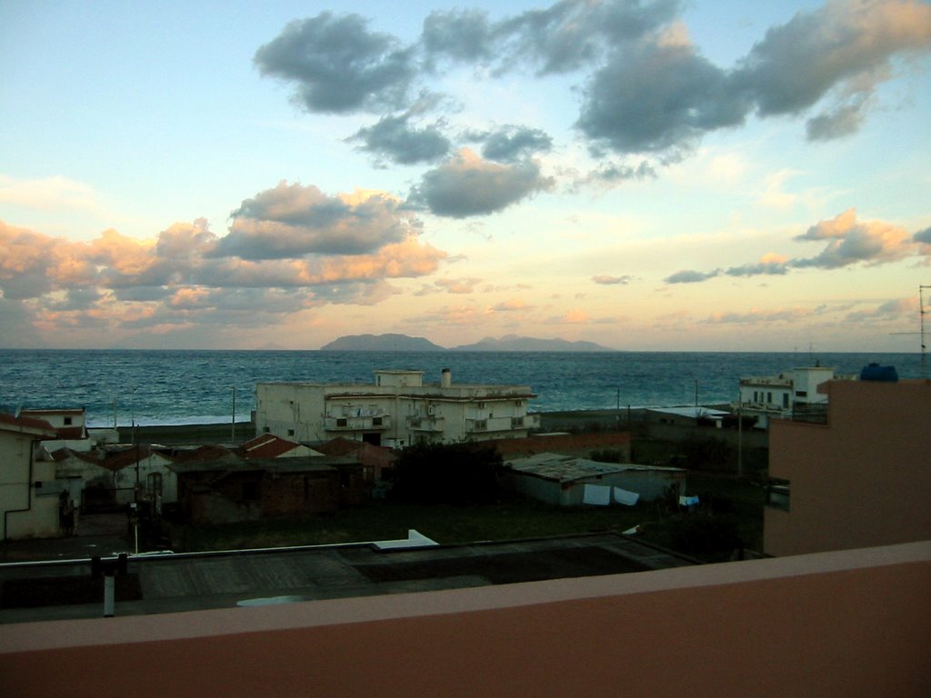 Isole eolie viste da una terrazza di milazzo a ponente by schillem