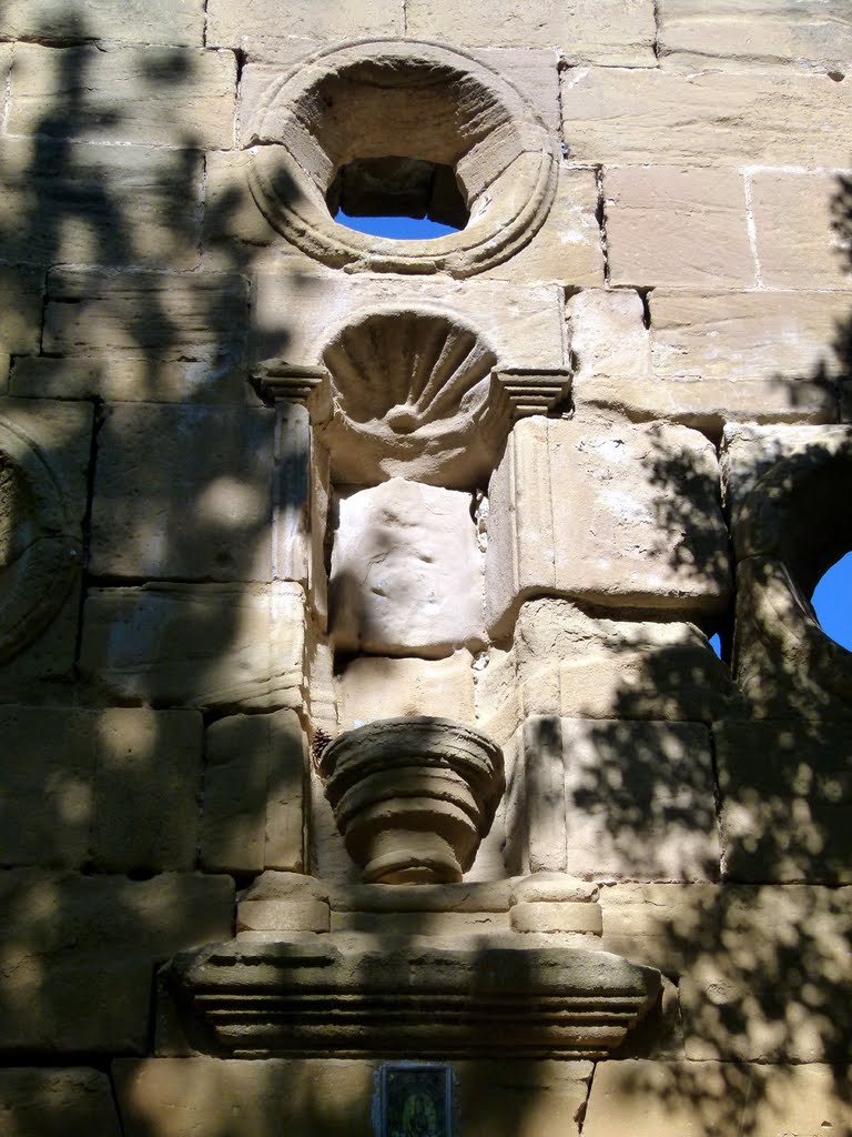 ÁBALOS (La Rioja). 2011. 09. Ermita de la Virgen de la Rosa (sXVIII). Ruinas. Hornacina. by Carlos Sieiro del Nido