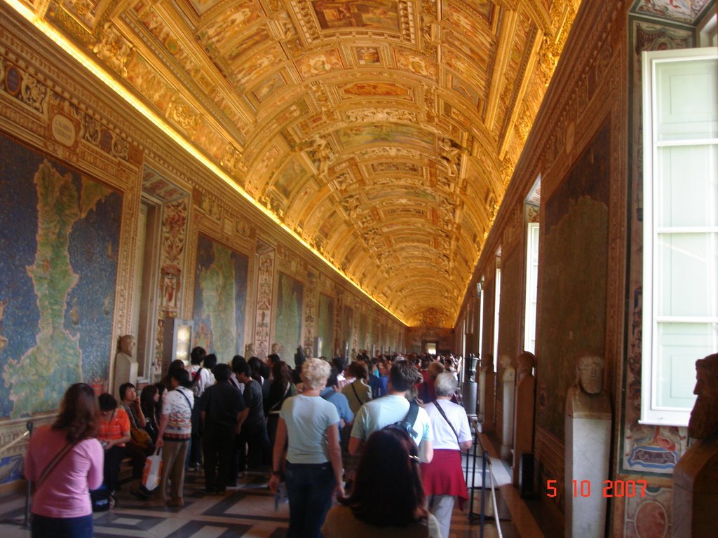 Salon de los mapas-museos del vaticano by Roberto Acosta