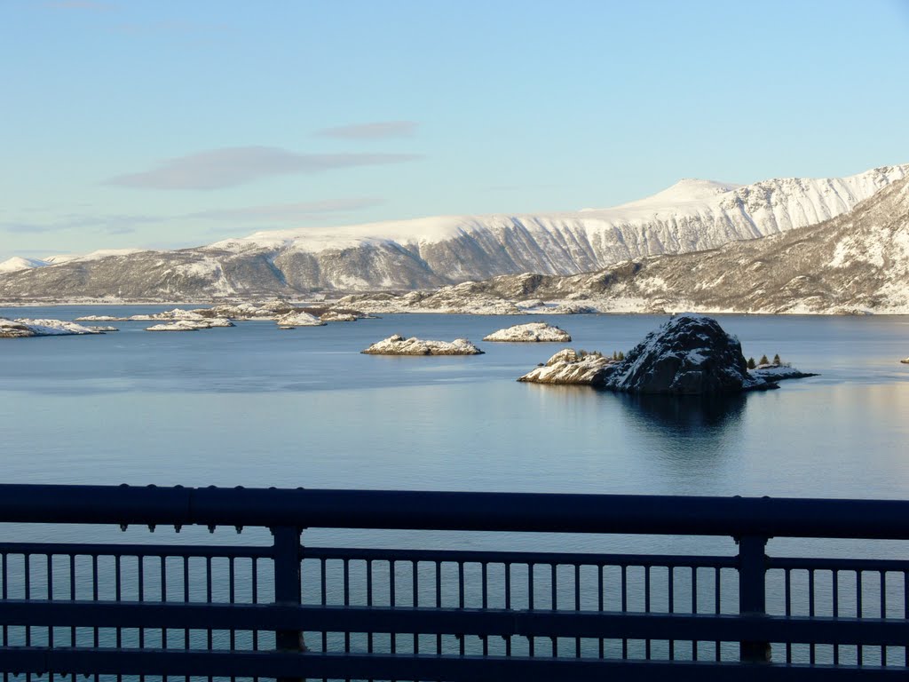 Utsikt nordover fra Raftsundbrua by H.Jelstad