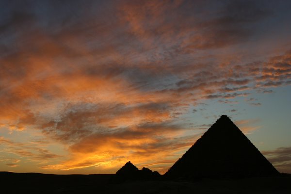 Sunset at Giza, Pyramid of Menkaure by 秦晋