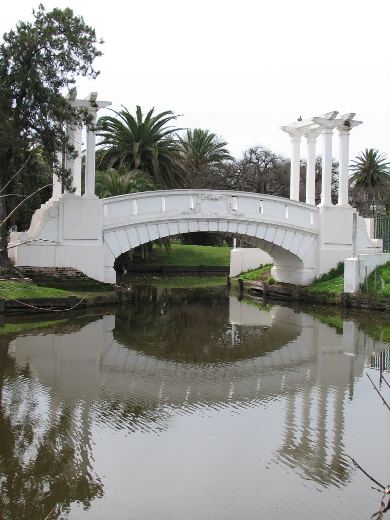 Puente En El Parque General San Martin by EzeFerLarra