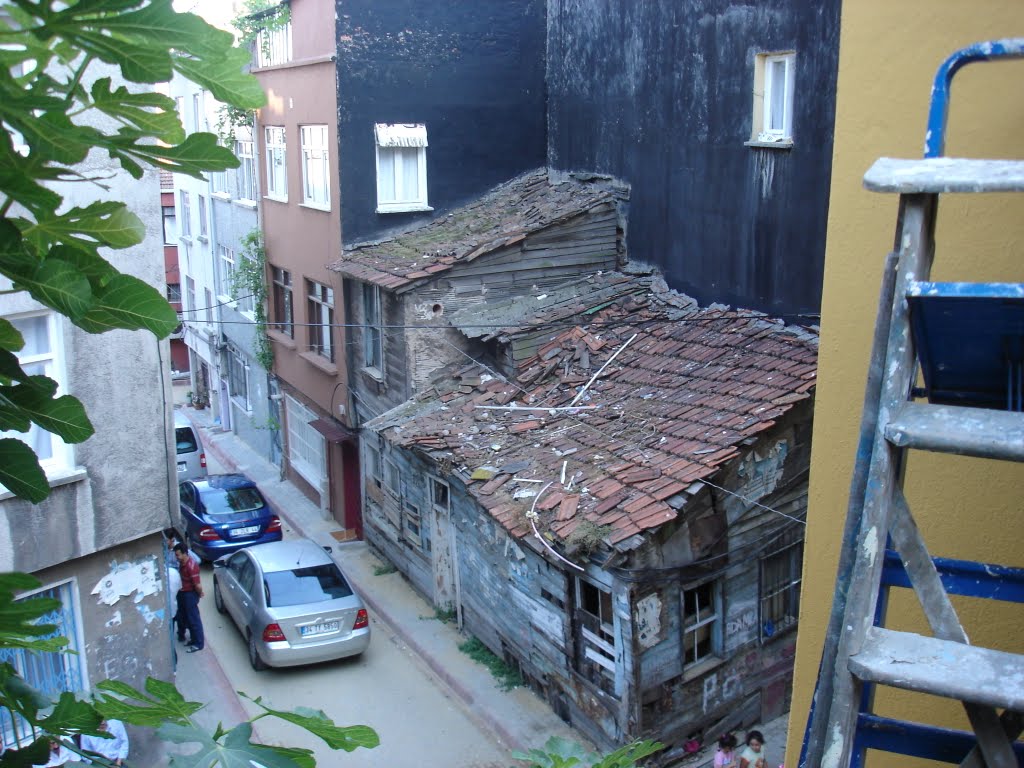 Somewhere near Taksim square. by Victor Misael