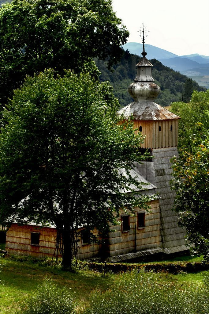 Drewniane obiekty sakralne Polskich Karpat. Beskid Sądecki, Dubne - dawna cerkiew greckokatolicka (obecnie kościół). by marekangiel