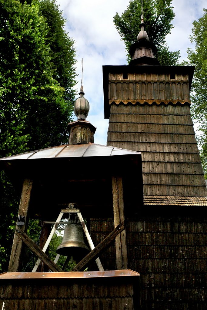 Drewniane obiekty sakralne Polskich Karpat. Beskid Sądecki, Leluchów - dawna cerkiew greckokatolicka (obecnie kościół). by marekangiel