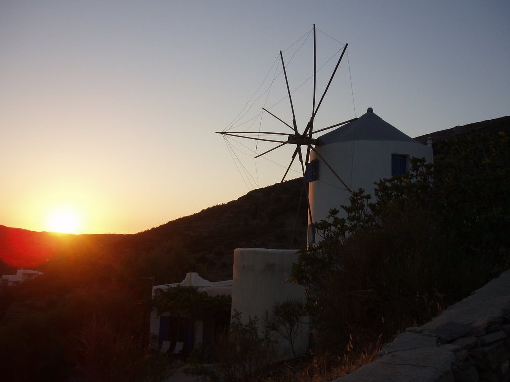 Levé de soleil sur moulin de paros by Lezarus