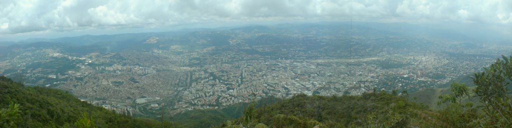 Panorámica Este de Caracas desde Pico Goering by AlejandroJCT