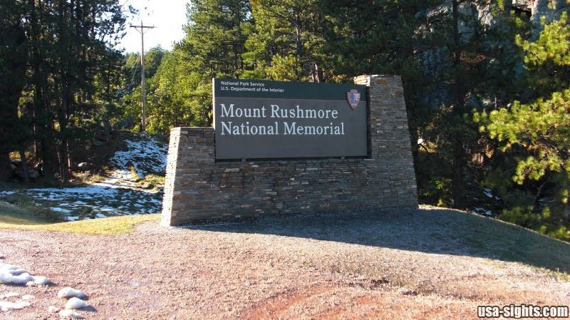 Mount Rushmore National Memorial by usa-sights.com