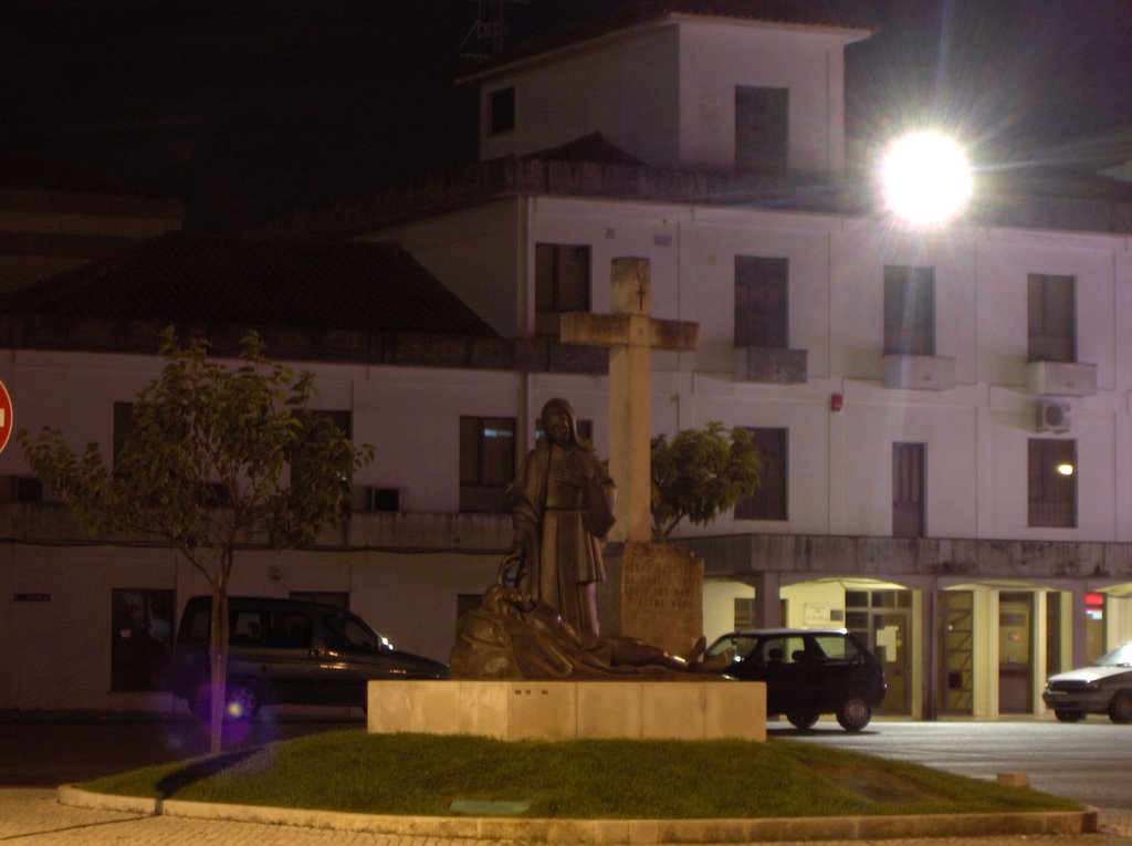 Figuras en Fátima de noche by UBATÉ