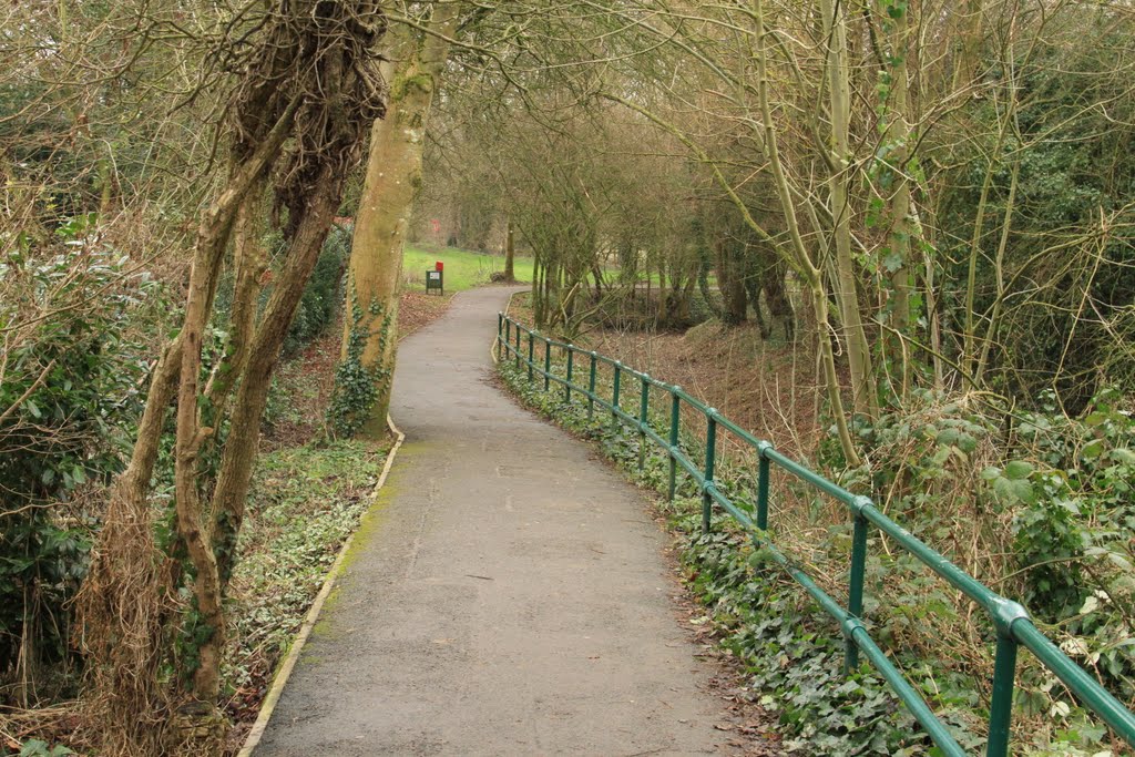 The path heading down to Charlton Lakes from Foxcotte lane by SBower