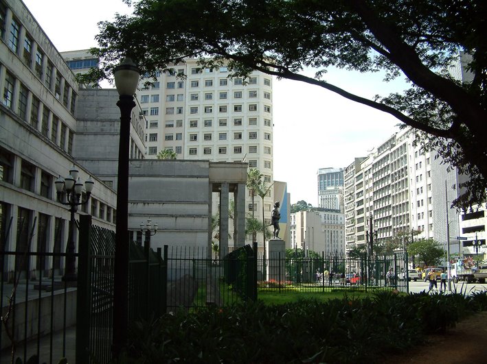 Jardins da Biblioteca Municipal Mário de Andrade e Rua Xavier de Toledo by chico saragiotto