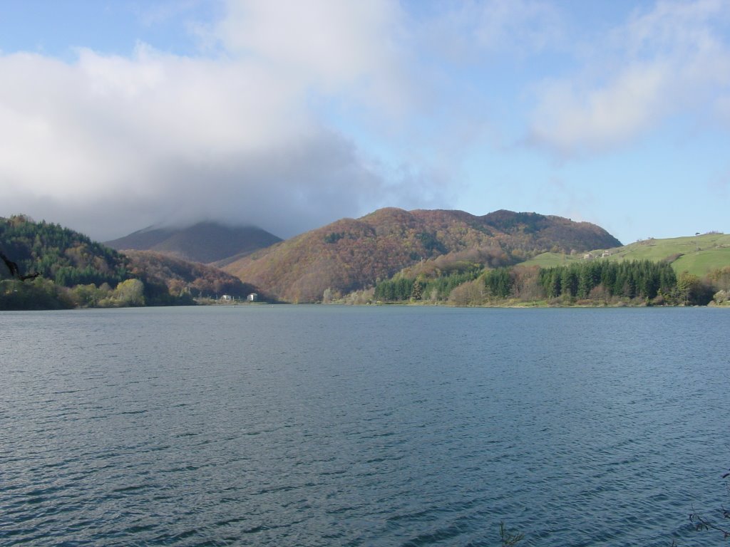 Lago Brasimone in autunno by Massimo Bergami