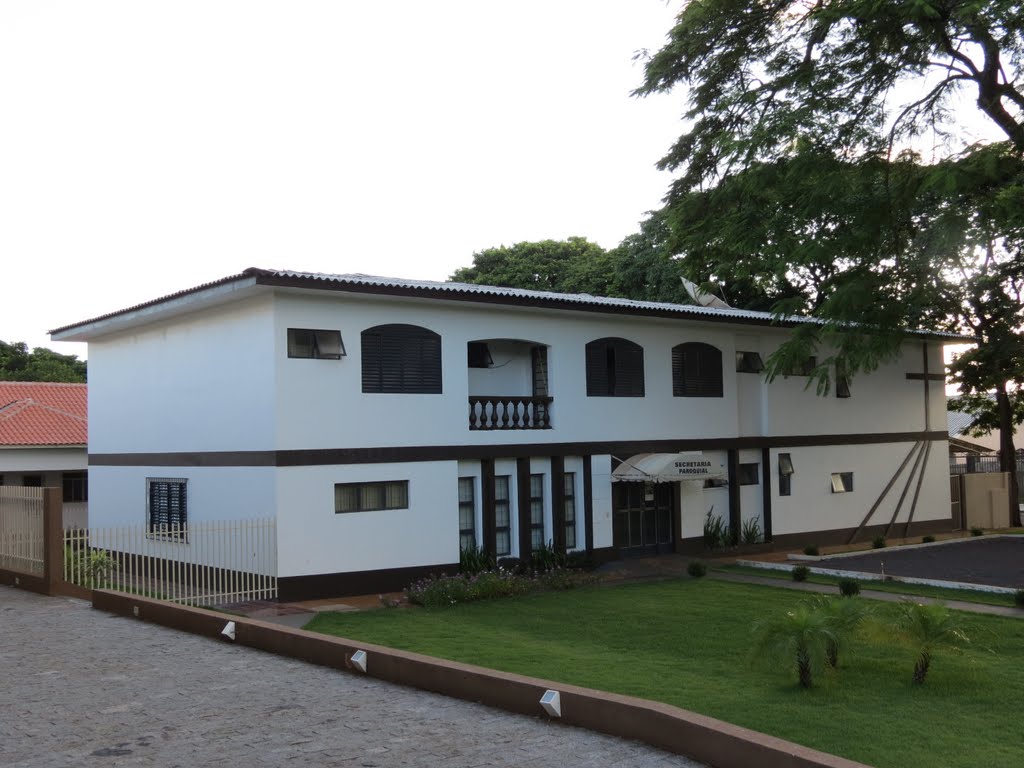 Casa paroquial da Igreja da Paróquia Santo Antônio de Ubiratã em Ubiratã, PR. by Ricardo Mercadante