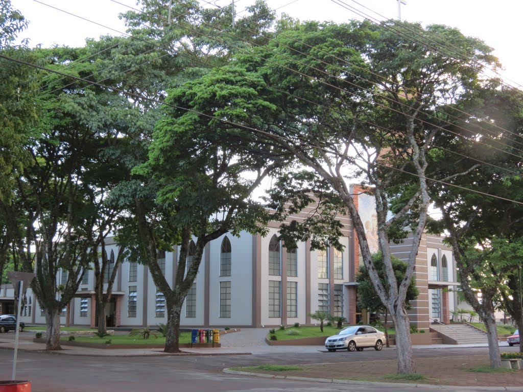 Igreja da Paróquia Santo Antônio de Ubiratã em Ubiratã, PR. by Ricardo Mercadante