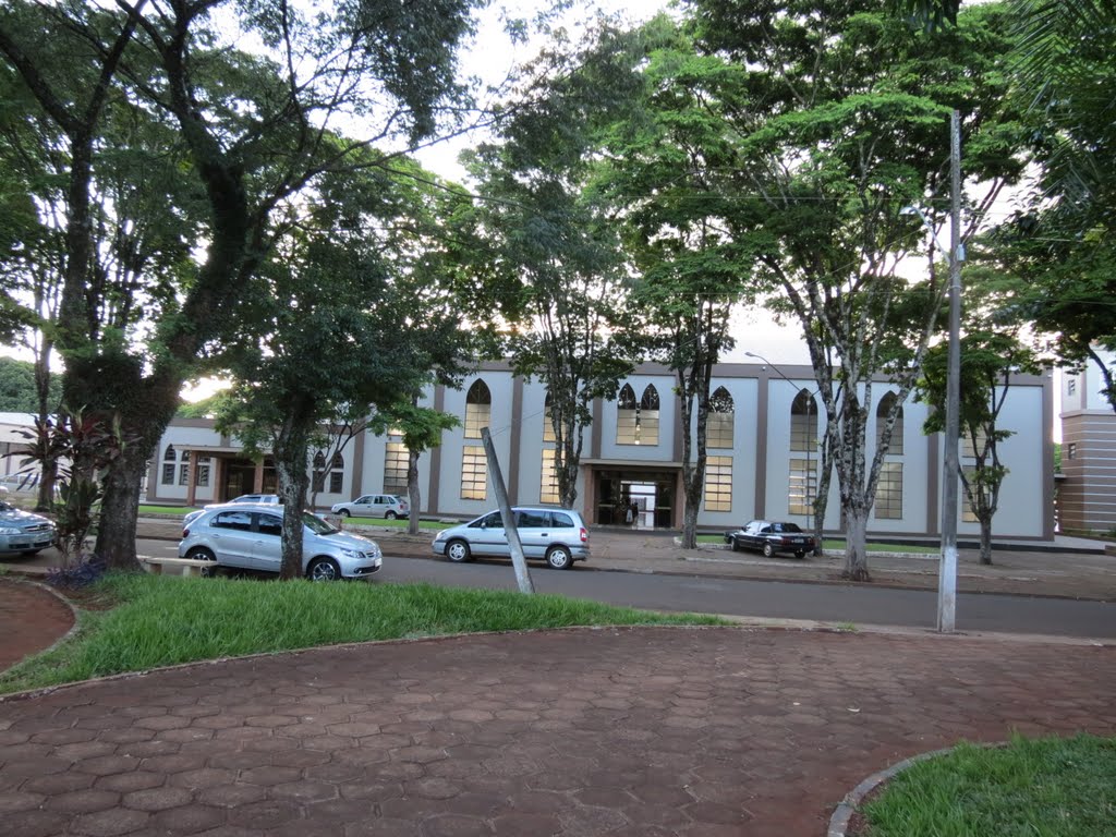 Igreja da Paróquia Santo Antônio de Ubiratã em Ubiratã, PR. by Ricardo Mercadante