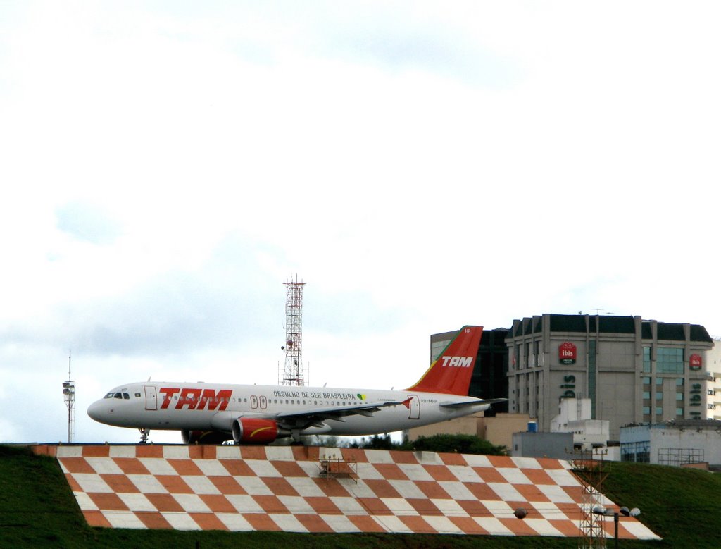 JJ 320 - São Paulo-Congonhas (CGH), SP, Brasil. by André Bonacin