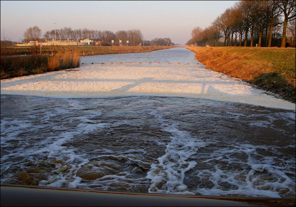 Boele Tijdens kanaal in winter by Teunis Haveman