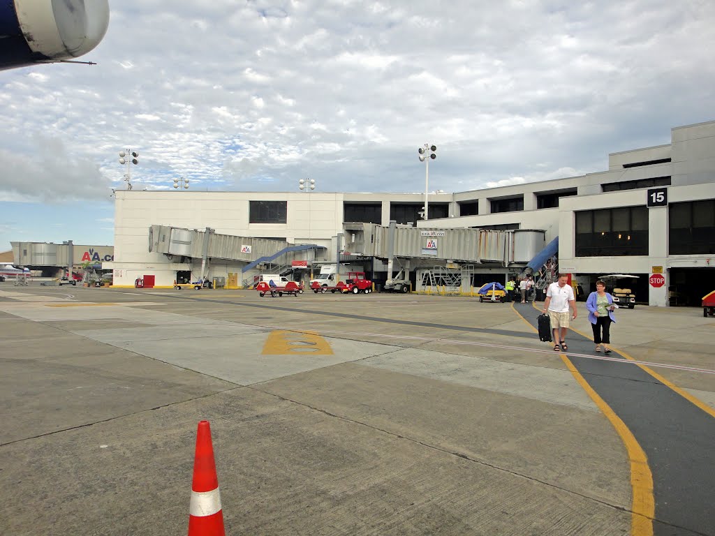 Puerto Rico Aeropuerto by sunmaya