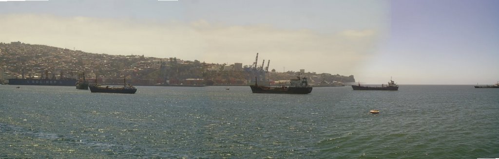 Muelle Barón. Vista al puerto de Valparaíso. by Gerald Foxon