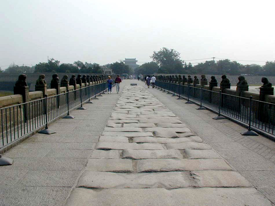 芦沟桥面 东望宛平城楼 Lugou Bridge towards west gate of Wanping by Kaiching Chu