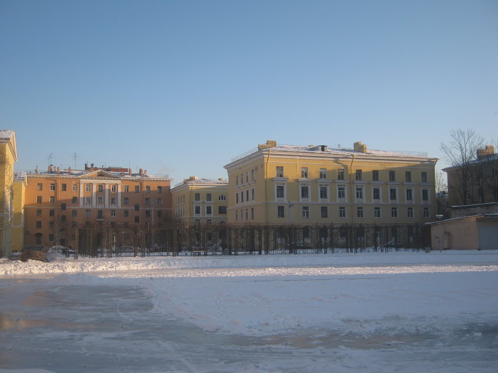 Микрорайон "Форели". Пруд и вид на дома 146 (красный в центре) и 152 (справа) by camuflage-spb