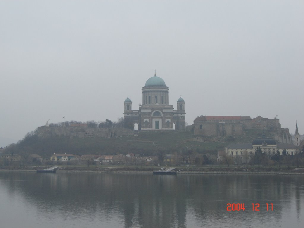 Esztergom; Bazilika a híd szlovákiai végéről by erenyi