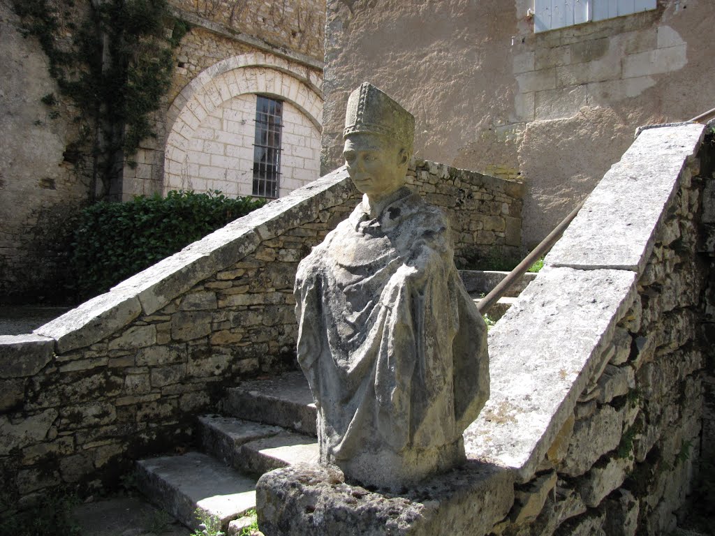 Statue à l'ancienne abbaye romane bénédictine - Tourtoirac - Dordogne by Max Darrieutort