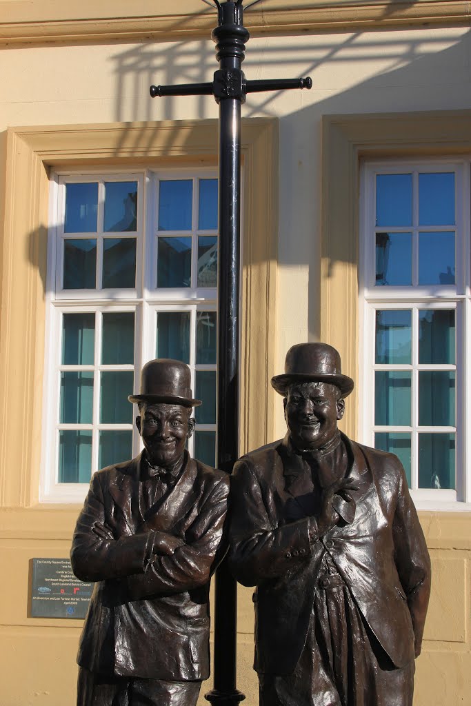 Laurel & Hardy statue by russbomb