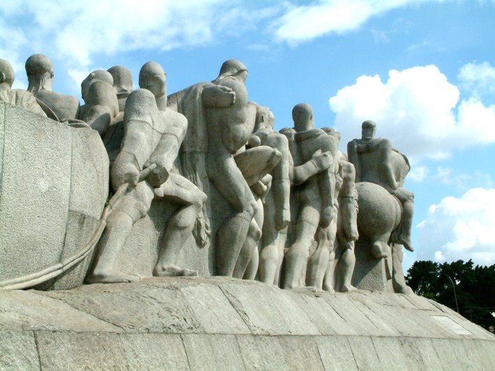 Monumento às Bandeiras by chico saragiotto