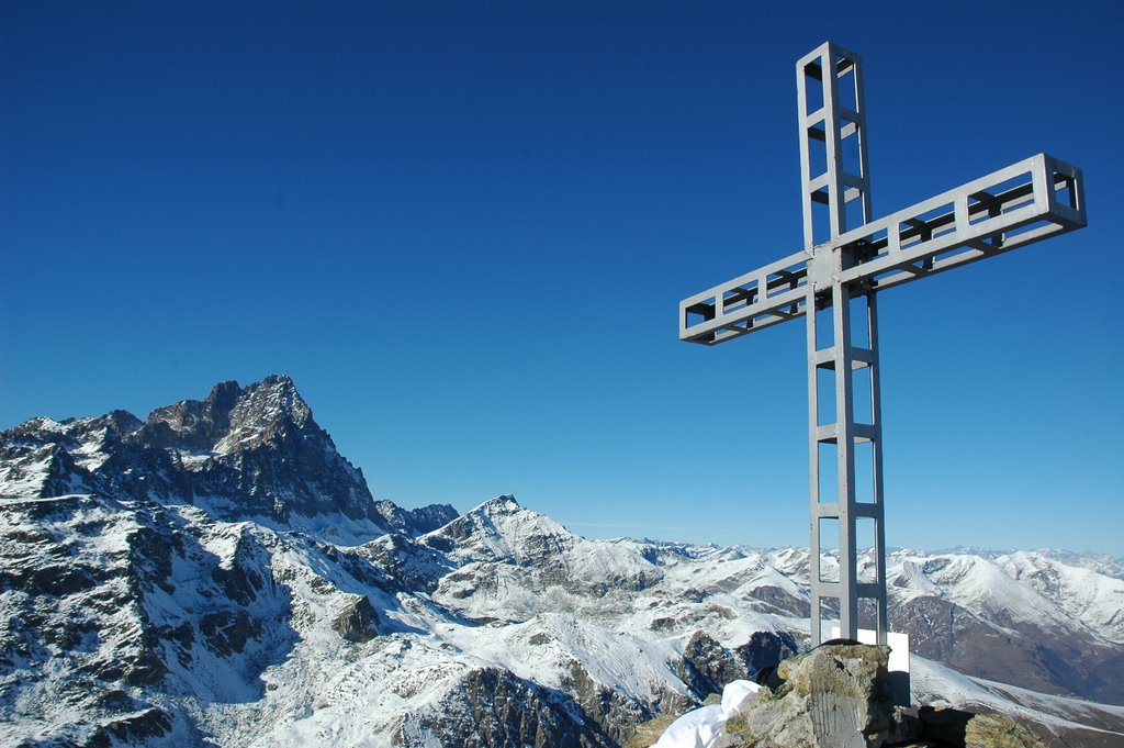 Croce di vetta e Monviso da Punta Rasciassa by Luca78