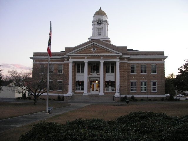 Looking S to courthouse - Dec 2005 by RoadWearier