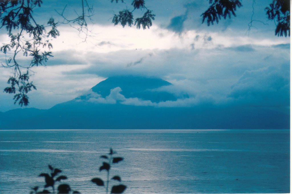 Atitlán by Hugo González